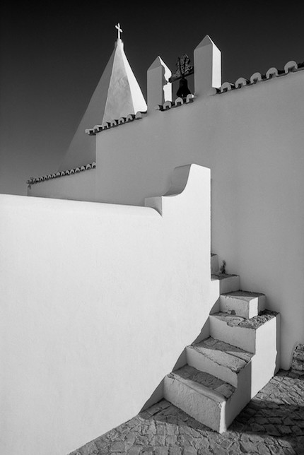 Gonçalo Martins, Nossa Senhora da Rocha Church, 2012, disponible sur Artsper, photographie en noir et blanc 