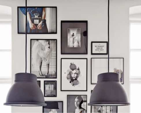 Inspiration d'un gallery wall monochrome © Simply Framed