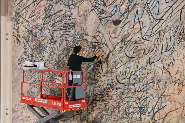 Julie Mehretu peignant