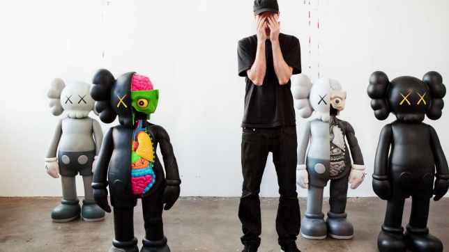 KAWS dans son studio avec ses top figures Companion