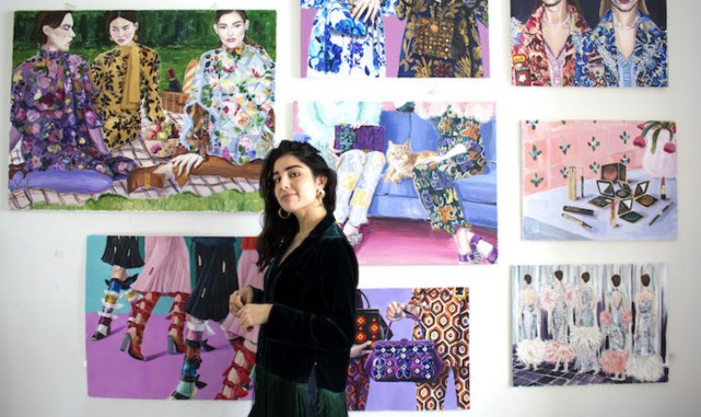 Laura Gulshani photographiée aux côtés de certaines de ses œuvres