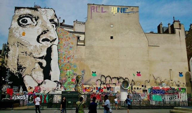Fresque de Jef Aérosol à côté du Centre Pompidou, Paris