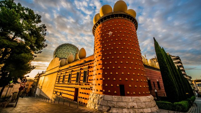L'extérieur surréaliste du Théâtre-Musée Dalí en Catalogne.