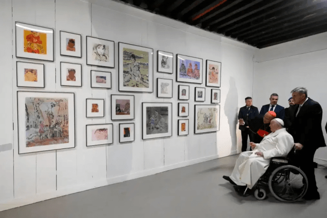 Le Pape François découvre l'exposition du Pavillon du Vatican à la Biennale de Venise 2024, image via thecollector.com