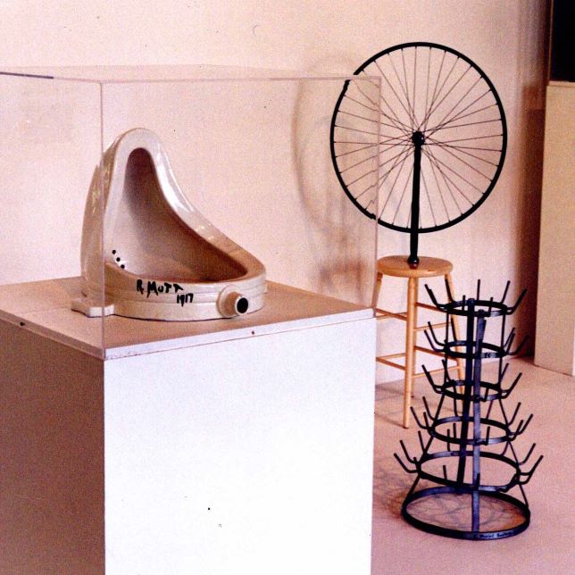 Photographie de trois ready-made de Marcel Duchamp