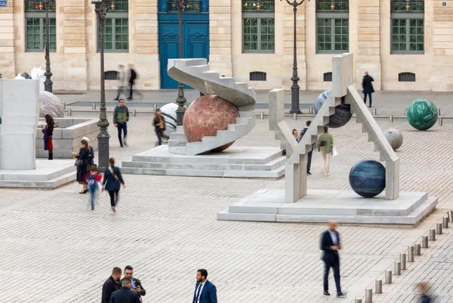 Une installation de l'artiste Alicja Kwade à Place Vendôme, à Paris, dans le cadre de l'initiative Sites de Paris+ Par Art Basel 