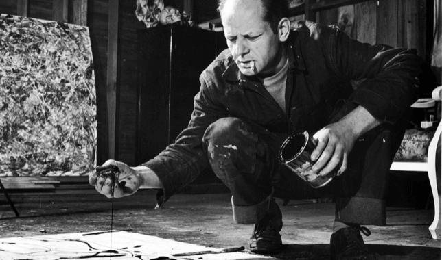 Jackson Pollock dans son atelier de New York, 1949, par Martha Holmes © Time Inc